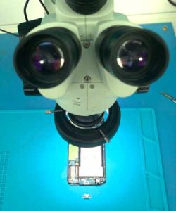 Phone-view-through-microscope-400x534